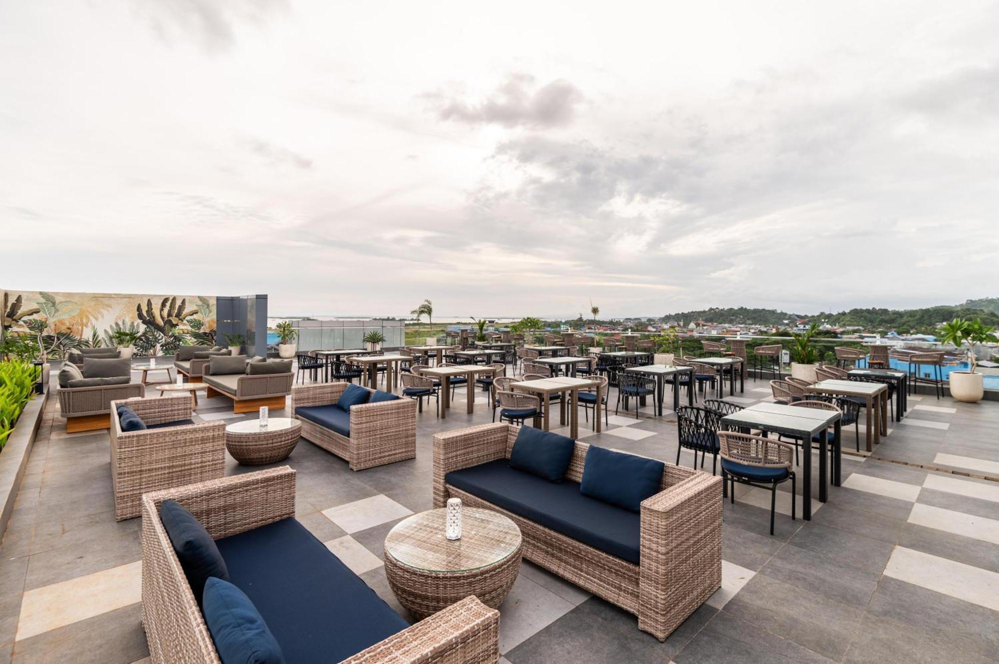 Aston Sorong Hotel & Conference Center ภายนอก รูปภาพ